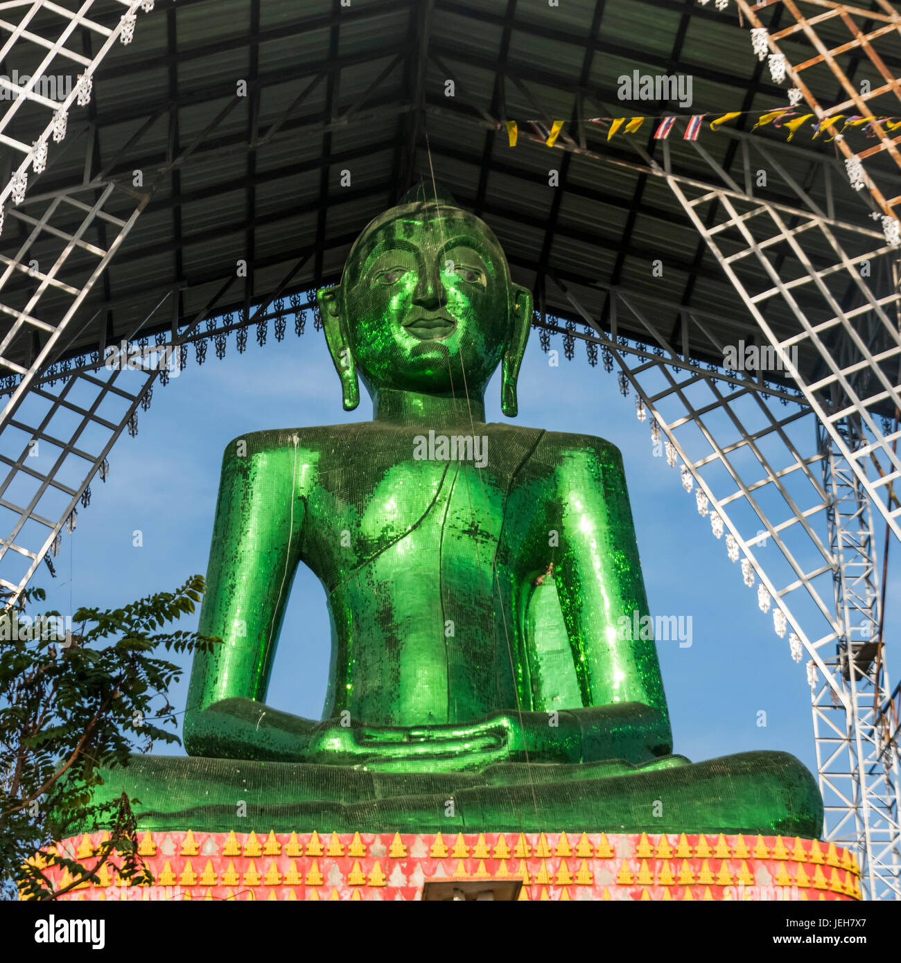 Un verde statua del Buddha, Phrathat Doi Ha Chedi; Tambon Si Don Chai, Chang Wat Chiang Rai, Thailandia Foto Stock