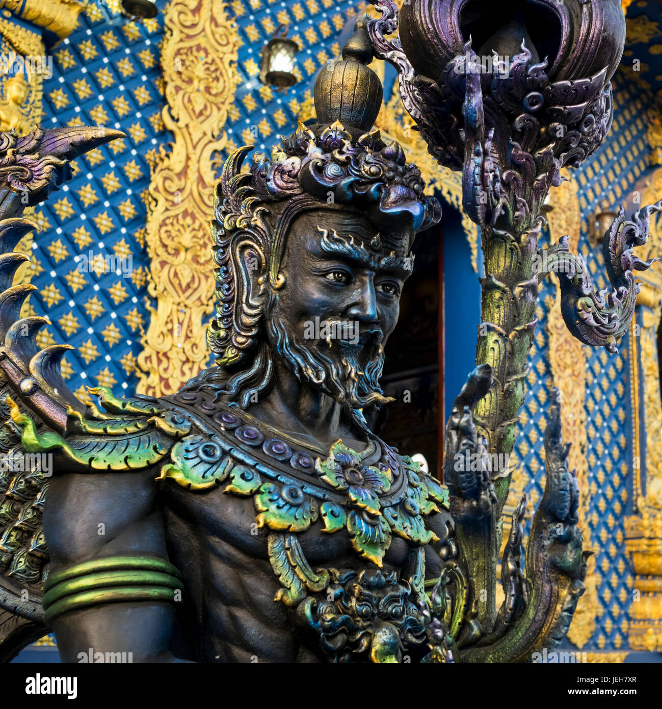 Una statua di ornati e la facciata a Rong Suea dieci tempio; Mueang Chiang Rai, Chang Wat Chiang Rai, Thailandia Foto Stock