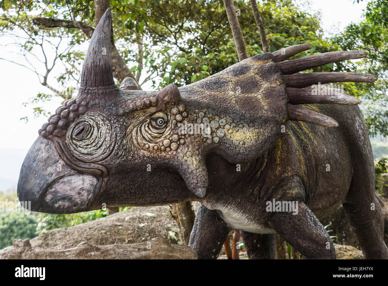 La scultura di un dinosauro; Ko Samui, Chang Wat Surat Thani, Thailandia Foto Stock