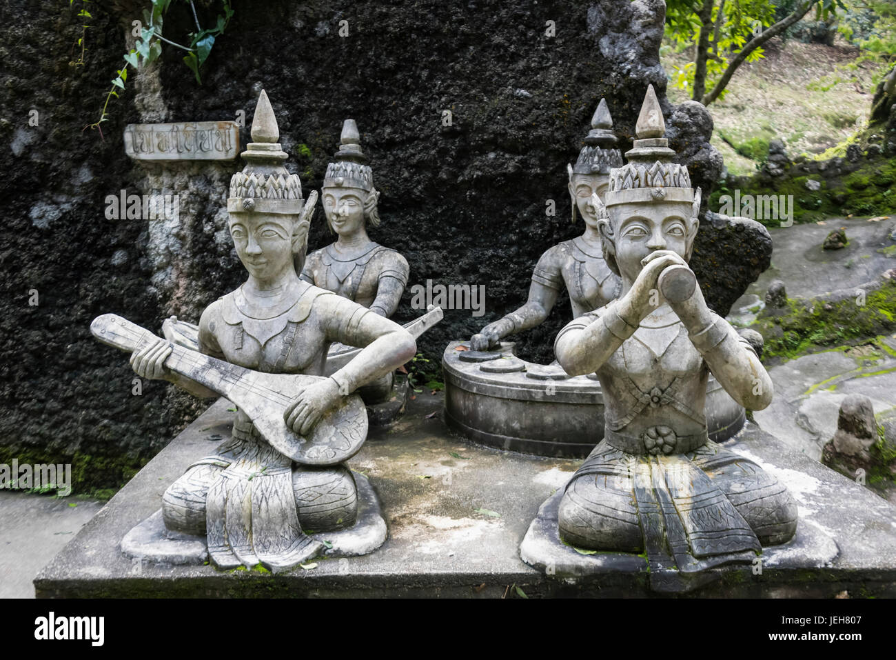 Statue buddiste suonare strumenti musicali in segreto al Giardino di Buddha; Ko Samui, Chang Wat Surat Thani, Thailandia Foto Stock