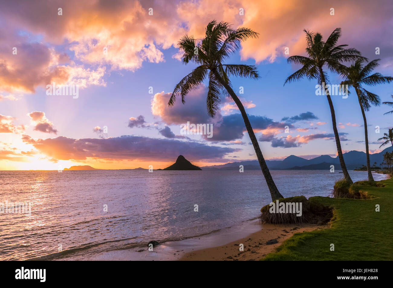 Alba al Kualoa Beach Park che si affaccia sull'Isola di Mokoli'i (precedentemente conosciuta come il termine obsoleto 'cappello di Chinaman'); Kualoa, Oahu, Hawaii, Stati Uniti d'America Foto Stock