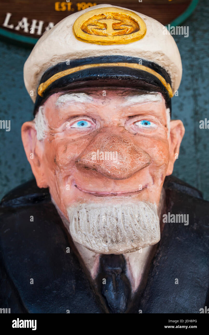 Statua di un vecchio capitano di caccia alle balene di fronte alla Pioneer Inn; Lahaina, Maui, Hawaii, Stati Uniti d'America Foto Stock