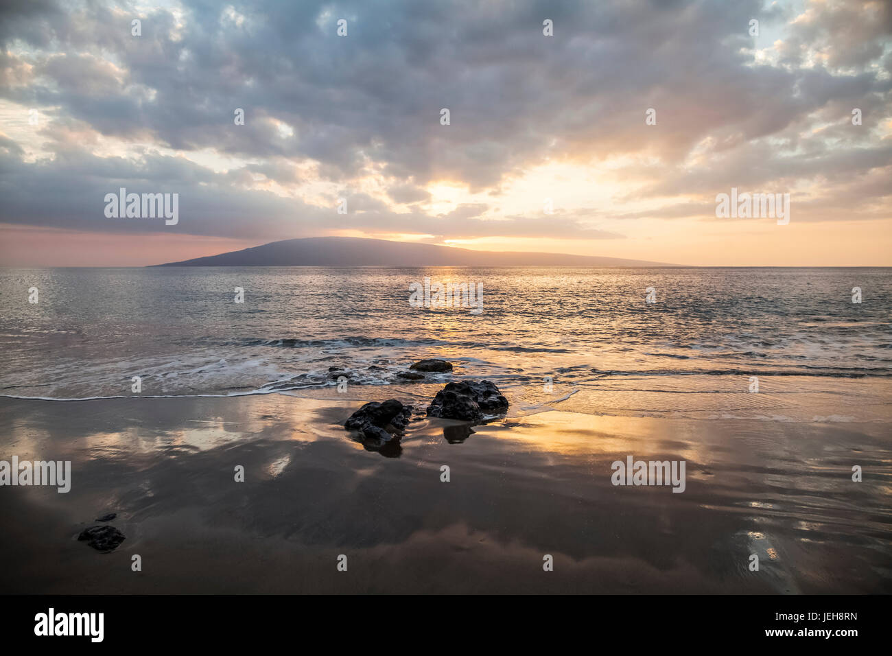 Tramonto su isola di Lanai; Lahaina, Maui, Hawaii, Stati Uniti d'America Foto Stock