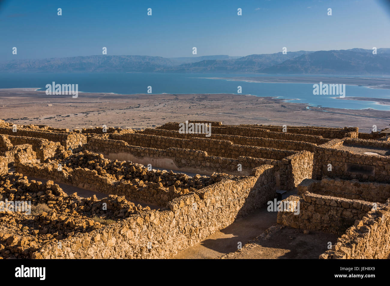 Resti delle mura di pietra nel deserto Judaean, Dead Sea regione; Distretto Sud, Israele Foto Stock