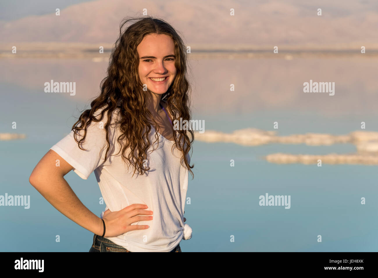 Ritratto di una giovane donna in piedi con il Mar Morto in background; Distretto Sud, Israele Foto Stock