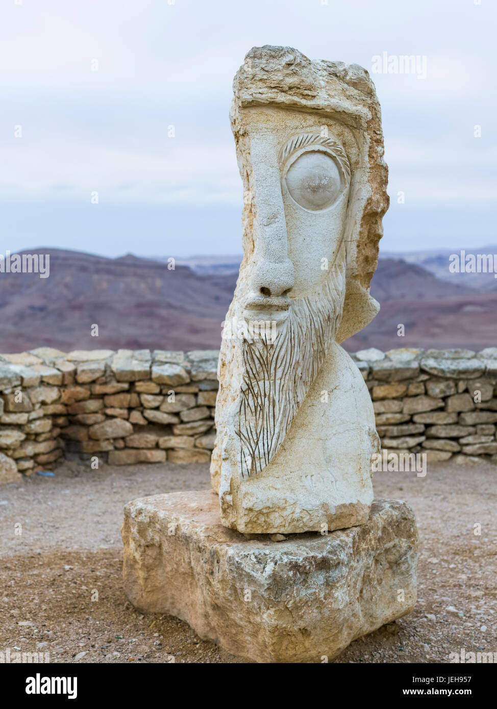 La scultura in pietra di un volto in maschio somiglianza; Mitzpe Ramon, Distretto Sud, Israele Foto Stock