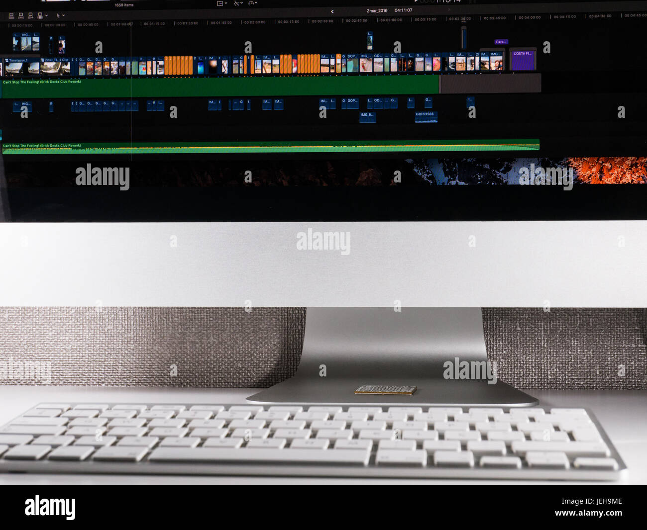 Moderno computer editing video setup scrivania Foto Stock
