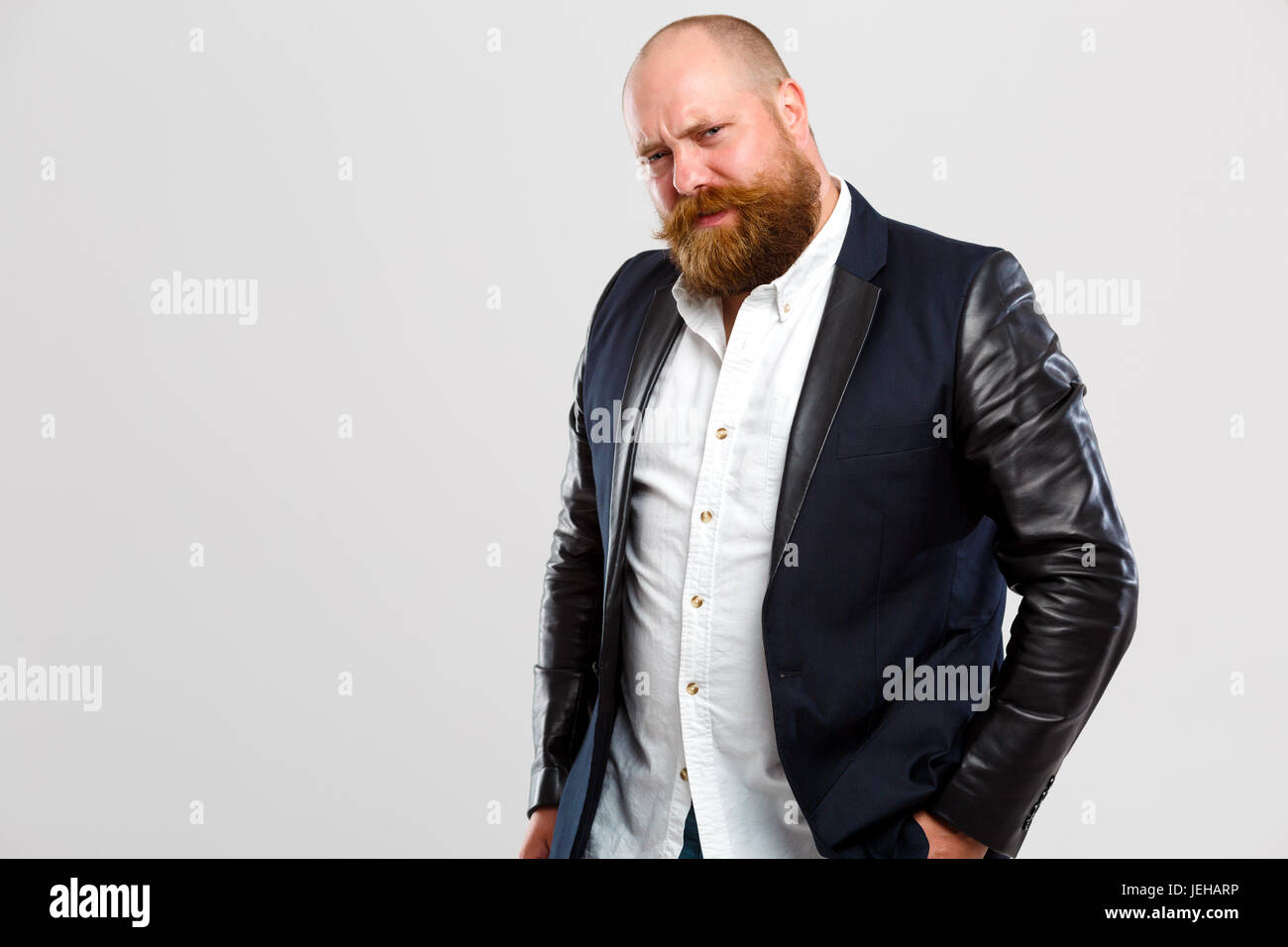 Brutale uomo con barba di zenzero Foto Stock