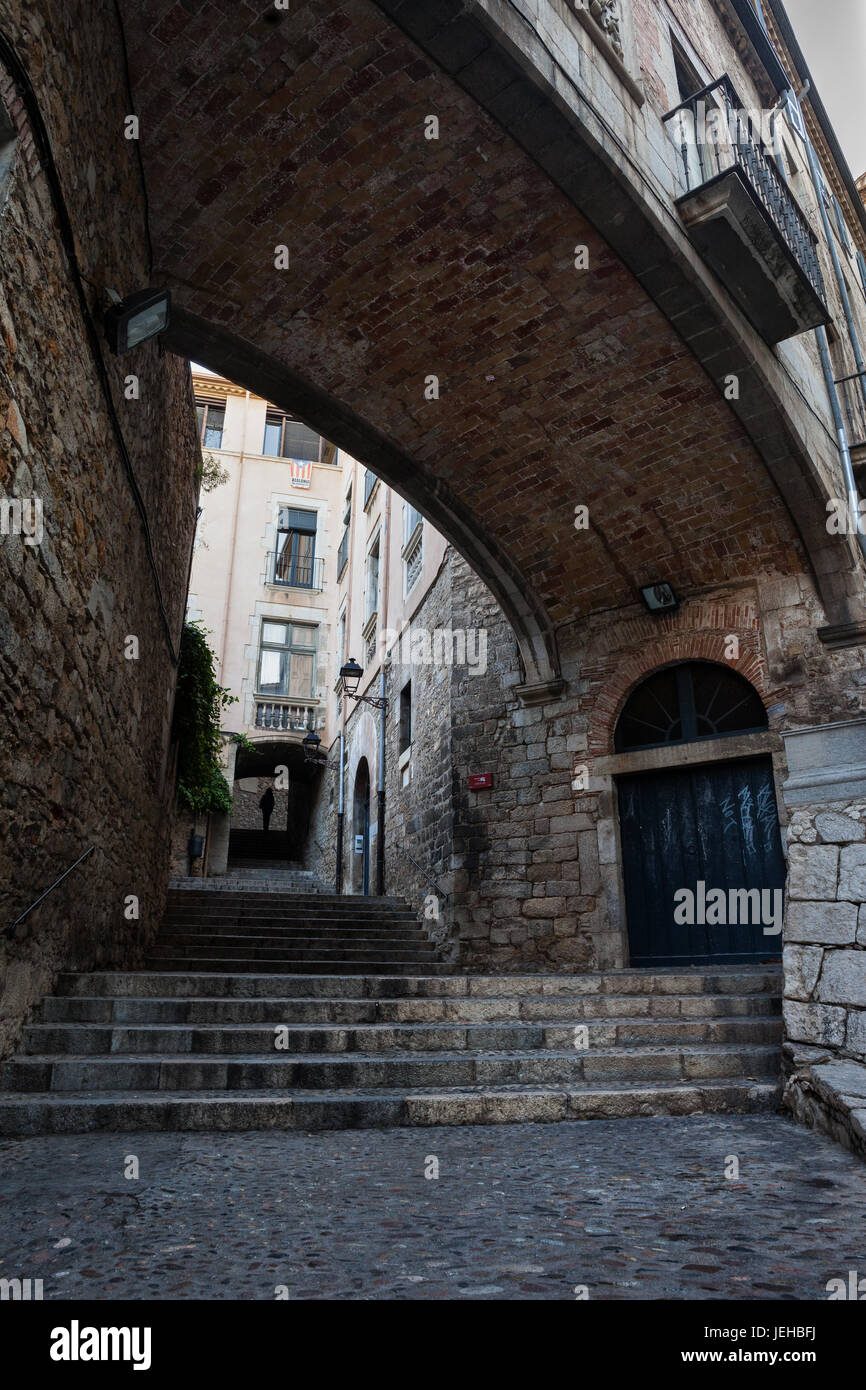 Arco del Agullana Palace e Sant Domenec scale nella città vecchia di Girona in Catalogna, Spagna Foto Stock