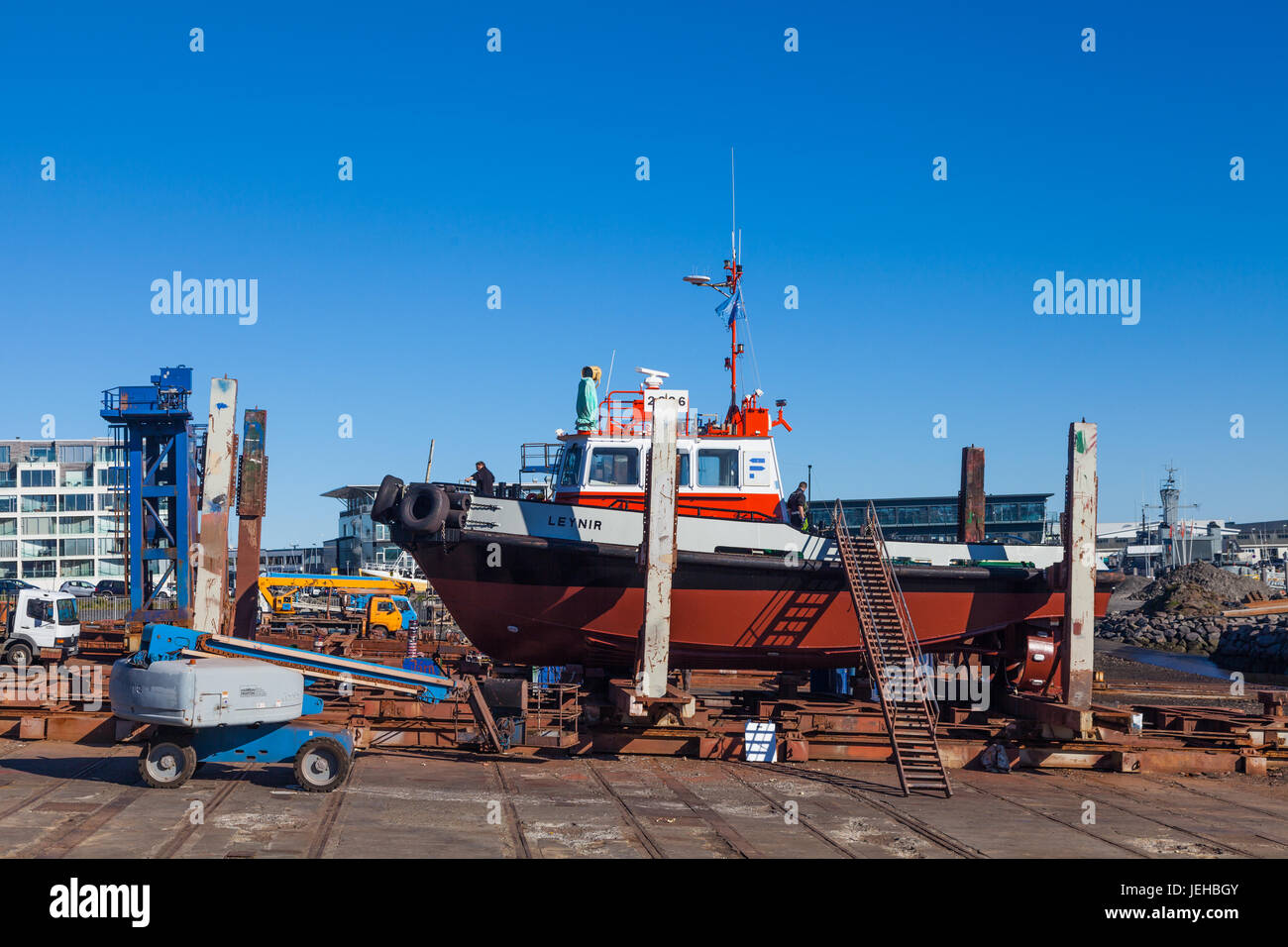 Barca su un scalo nel porto vecchio di Reykjavik Foto Stock