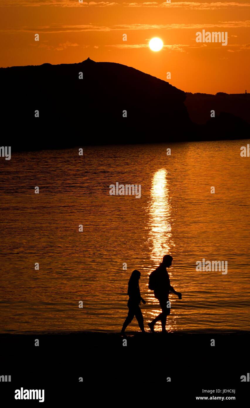 Persone stagliano contro un oceano Foto Stock