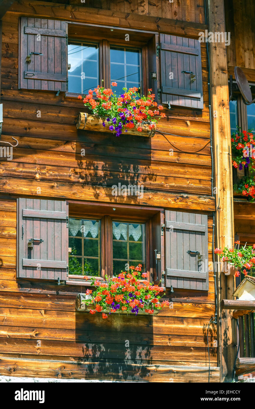 Lo stile svizzero casa in legno con gerani, Chamonix Mont Blanc, Francia Foto Stock