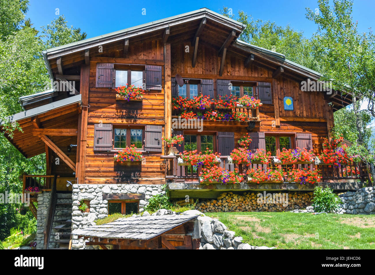 Lo stile svizzero casa in legno con gerani, Chamonix Mont Blanc, Francia Foto Stock