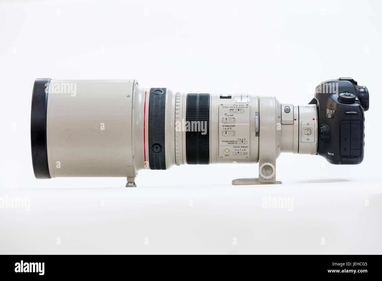 Un teleobiettivo su una telecamera. Come usato dalla stampa professionale di fotografi. Canon 300mm F2.8 con 1.4 convertitore su una Canon 5D111 DSLR corpo. Foto Stock