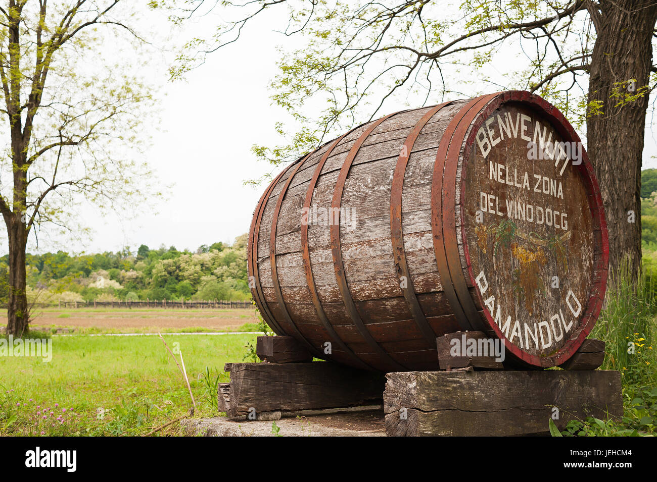 Barile vecchio che indica l'inizio di una zona vitivinicola di eccellenti uve. La scritta sulla canna si dice: Benvenuti al paese del vino " Rama Foto Stock