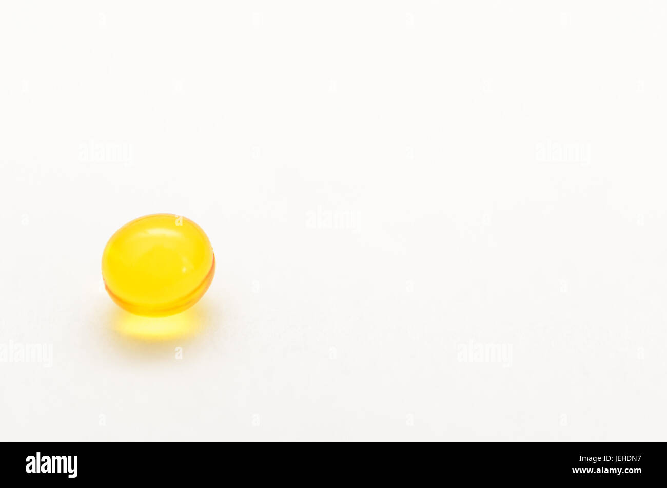 Le pillole contraccettive senza imballaggio su uno sfondo luminoso. Foto Stock