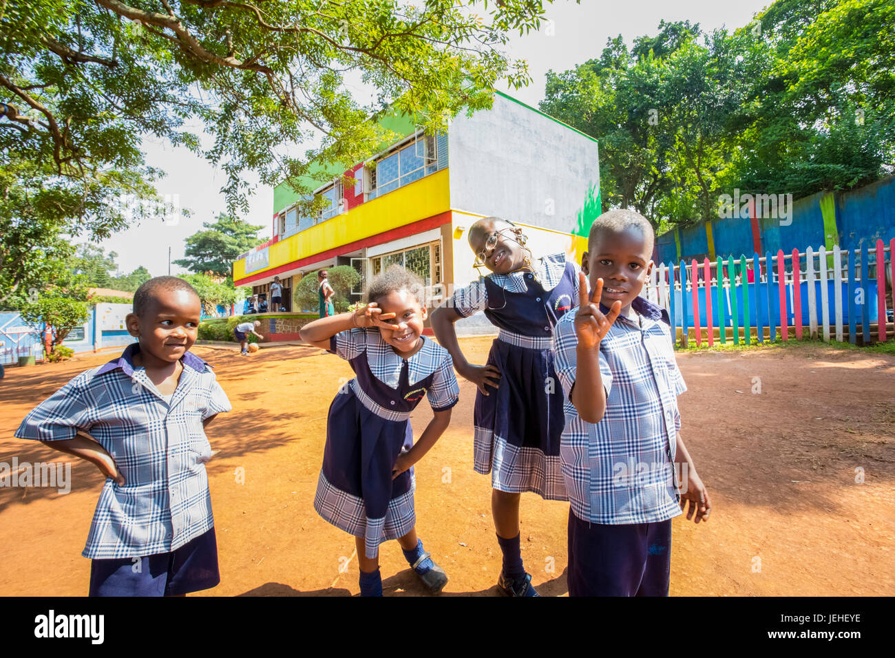 I bambini presso i tesori cristiani pongono in età prescolare per la fotocamera; Kampala, Uganda Foto Stock