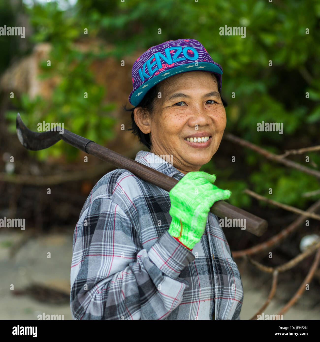 Una donna Thai tenendo un falcetto; Ko Samui, Chang Wat Surat Thani, Thailandia Foto Stock
