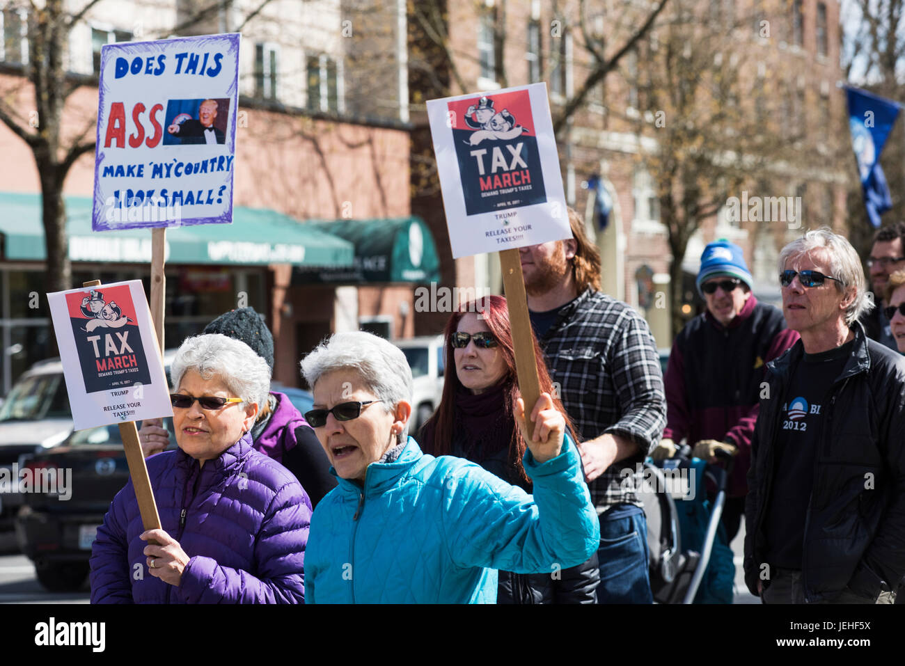 Manifestanti camminando sul giorno fiscale 2017 Marcia di protesta; Olympia, Washington, Stati Uniti d'America Foto Stock
