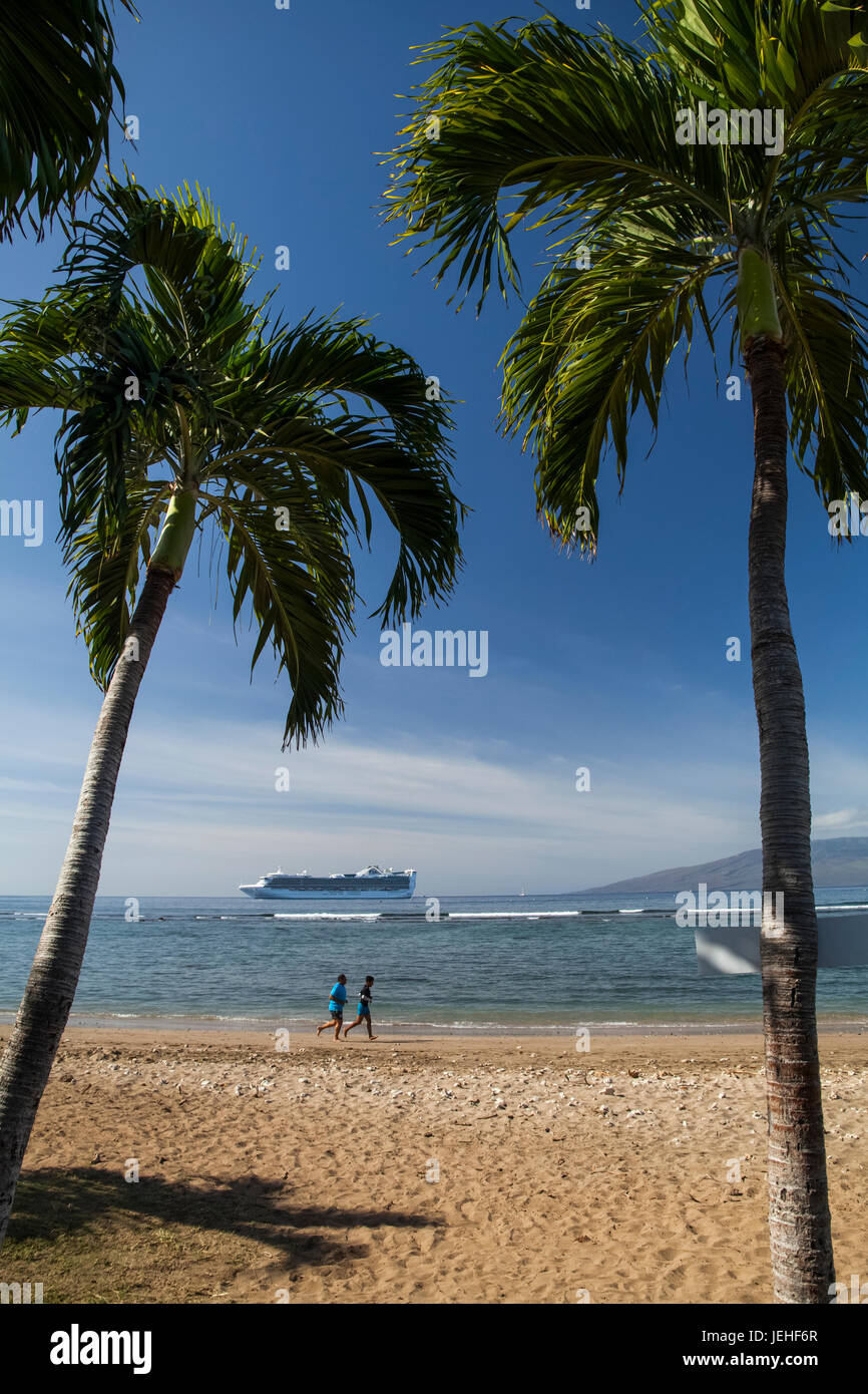 Per chi ama fare jogging sulla spiaggia, nave da crociera off di Puamana Beach appena a sud della cittadina di Lahaina; Lahaina, Maui, Hawaii, Stati Uniti d'America Foto Stock