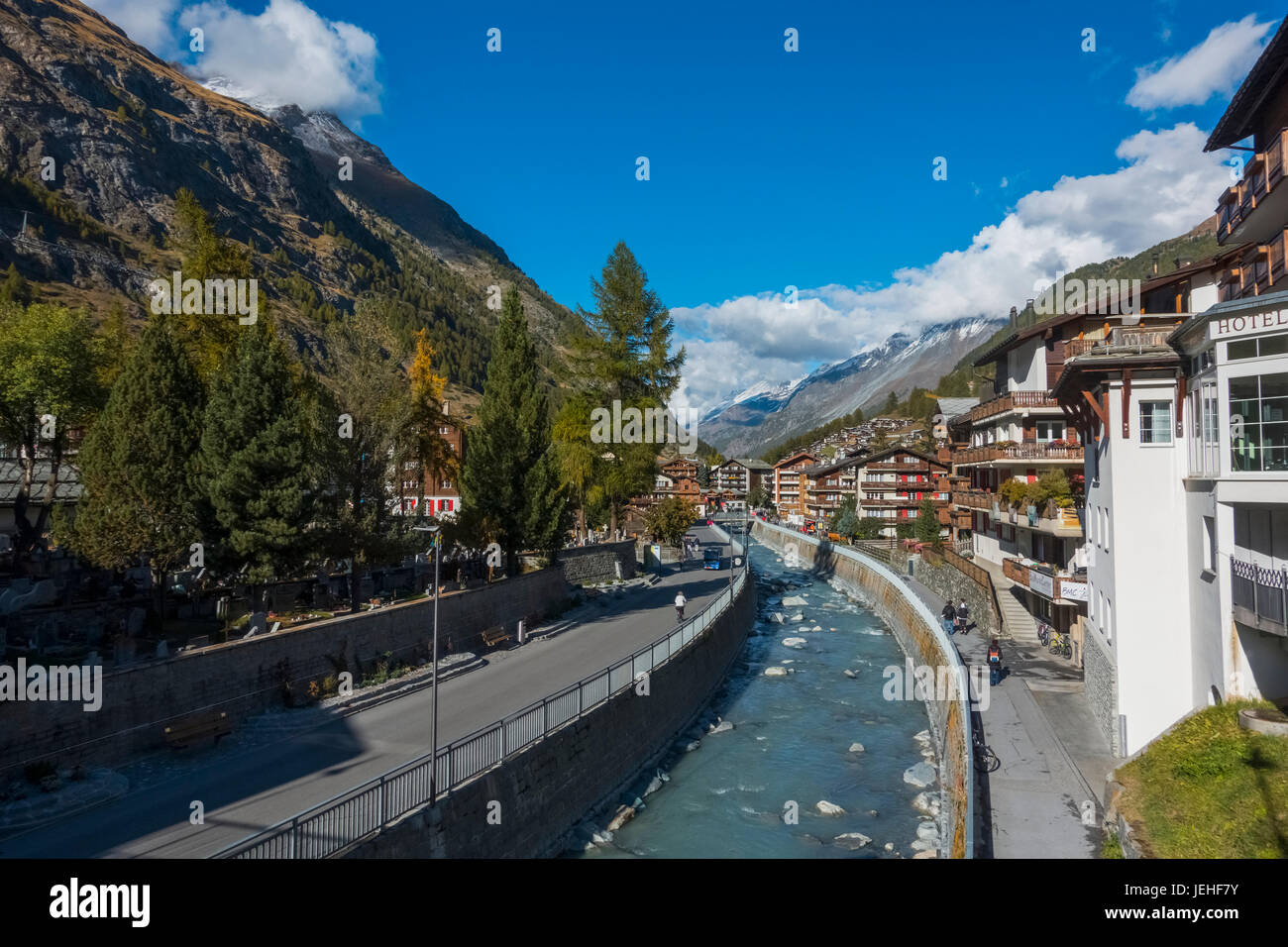Vista del fiume Mattervispa; Zermatt, Vallese, Svizzera Foto Stock