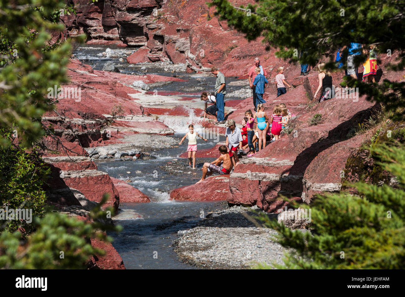 I turisti al Red Rock Canyon, il Parco Nazionale dei laghi di Waterton; Alberta, Canada Foto Stock