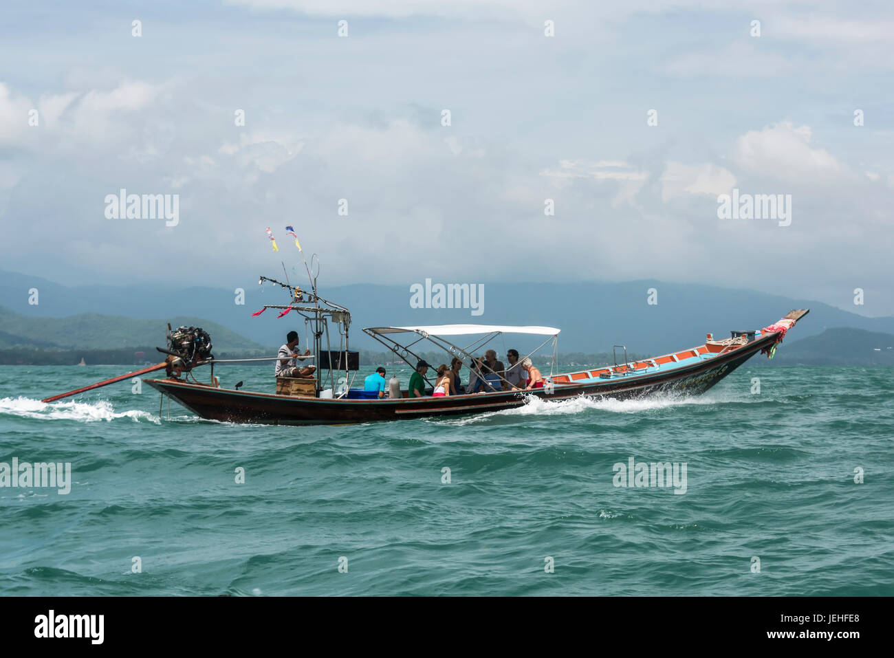 Una barca tradizionale porta i passeggeri attraverso il Golfo di Thailandia; Ko Samui, Chang Wat Surat Thani, Thailandia Foto Stock