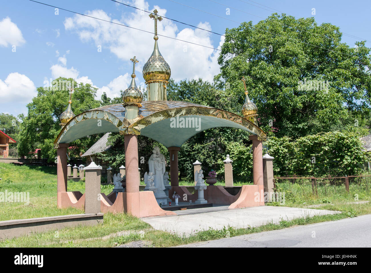 Ortodossa piccolo monumento religioso sul bordo di una strada in Ucraina Foto Stock