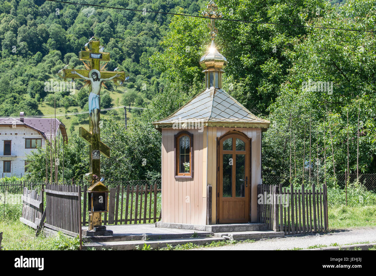 Ortodossa piccolo monumento religioso sul bordo di una strada in Ucraina Foto Stock