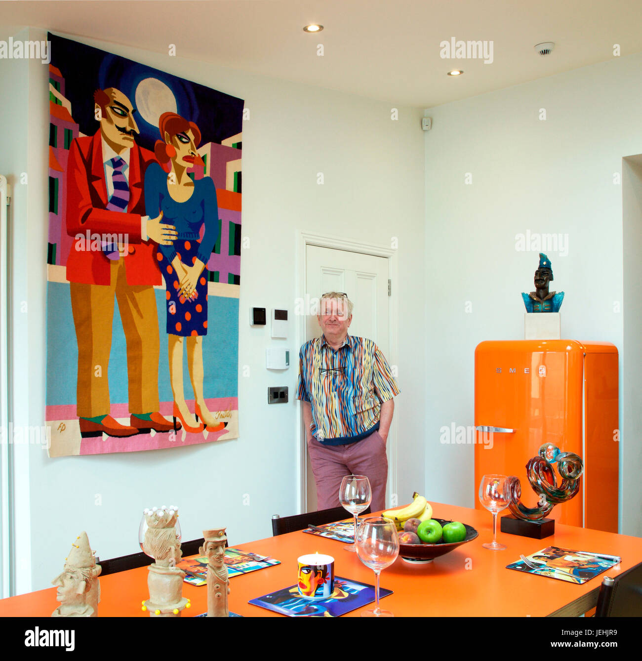 Graham Knuttel con la sua Aubusson arazzo nella sua Co. Cucina di Dublino Foto Stock