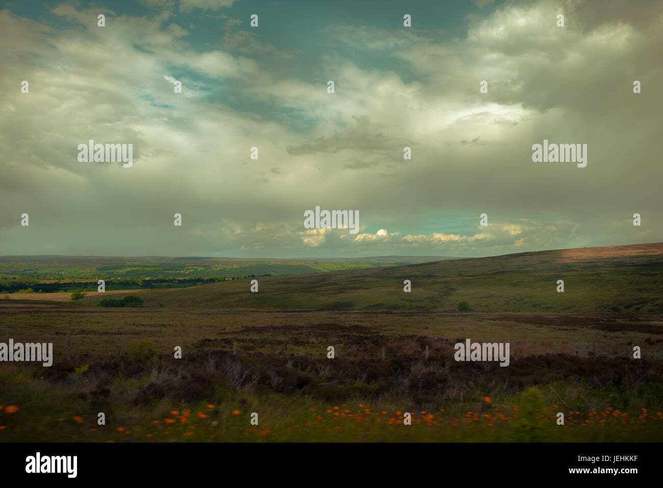 Le valli dello Yorkshire Moors Uk , movimento sfocate nuvole temporalesche ritratto. Foto Stock