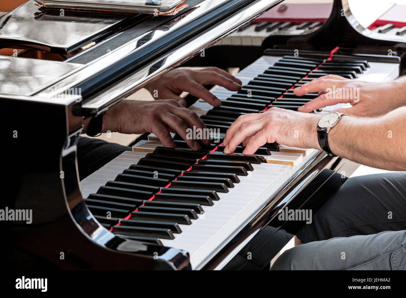 Musicista professionista e suonare il pianoforte. pianista mani closeup. Foto Stock