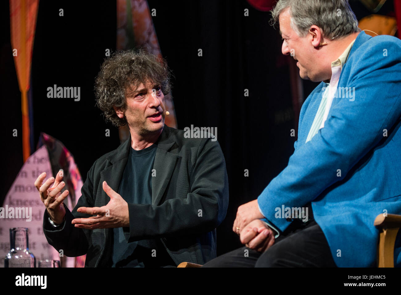 Neil Gaiman, autore della breve fiction, romanzi, fumetti, romanzi grafici, audio Theatre, e pellicole, in conversazione con Stephen Fry al 2017 Hay Festival della letteratura e delle arti, Hay on Wye, Wales UK Foto Stock