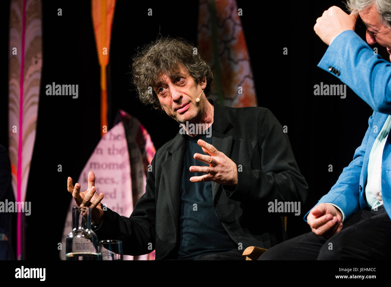 Neil Gaiman, autore della breve fiction, romanzi, fumetti, romanzi grafici, audio Theatre, e pellicole, in conversazione con Stephen Fry al 2017 Hay Festival della letteratura e delle arti, Hay on Wye, Wales UK Foto Stock