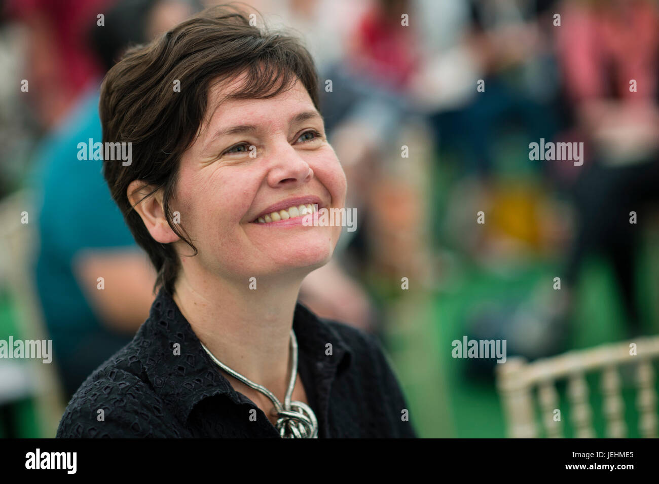 Kate Raworth, economista la cui ricerca si concentra sulle uniche sociale ed ecologico e le sfide del XXI secolo. Ella è un Senior Visiting Research Associate a insegnare a Oxford University di cambiamento ambientale Istituto, e un Senior Associate del Cambridge Institute per la sostenibilità di Leadership. Che appare al 2017 Hay Festival della letteratura e delle arti, Hay on Wye, Wales UK Foto Stock