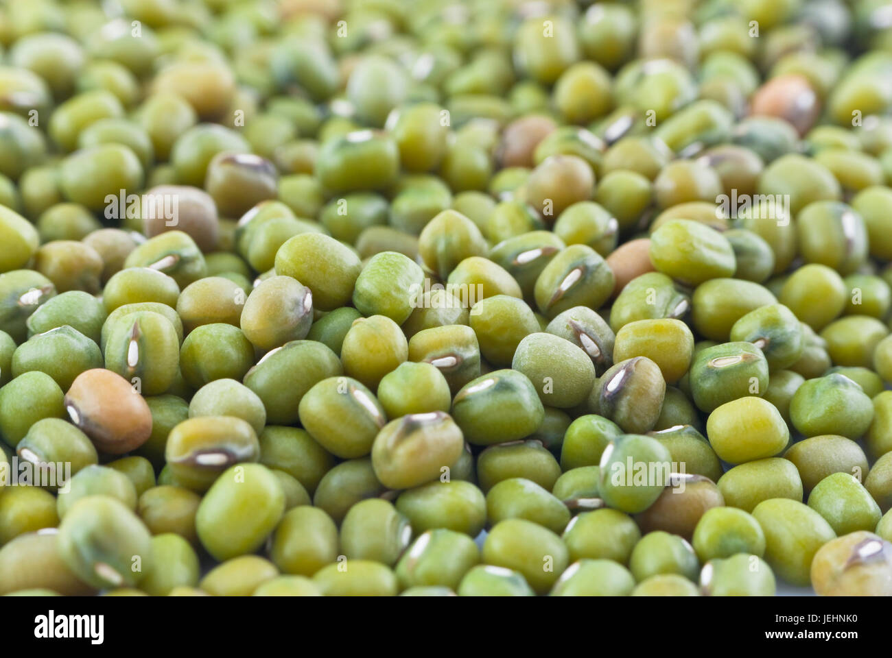 Macro (close-up) di verde Mung bean il riempimento di tutta la trama. Foto Stock