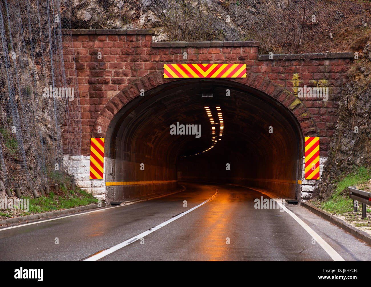 Entrata in un tunnel per auto con due corsie Foto Stock