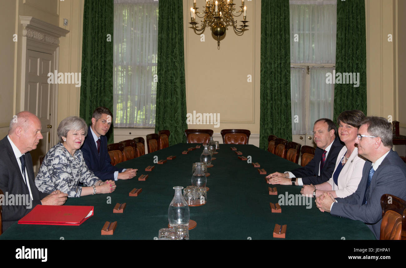 Il primo ministro Theresa Maggio si siede con il primo segretario di Stato di Damian verde (sinistra) e segretario parlamentare al tesoro, e Chief Whip, Gavin Williamson (terza a sinistra) come parlano con DUP leader Arlene Foster (seconda a destra), DUP vice leader Nigel Dodds (terza a destra), e DUP MP Sir Jeffrey Donaldson interno 10 di Downing Street, Londra. La DUP ha accettato un accordo per sostenere la minoranza governo conservatore. Foto Stock