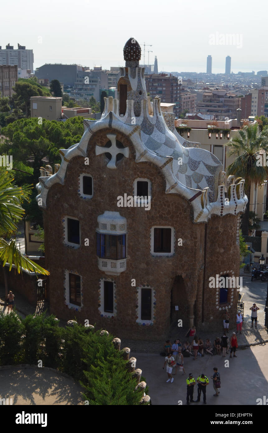 Edificio di sinistra all'entrata del parco Güell di Barcellona, Spagna Foto Stock