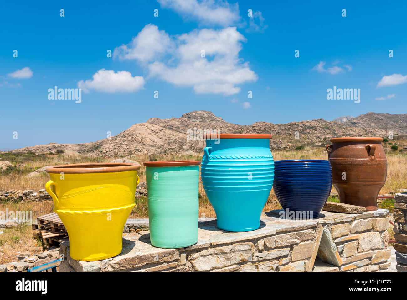 Tradizionale greco colorati vasi di fiori sulla isola di Naxos. Le Cicladi. La Grecia Foto Stock