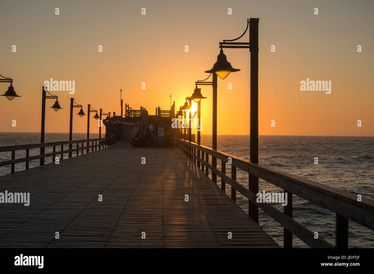 Tramonto dietro il ponte Foto Stock