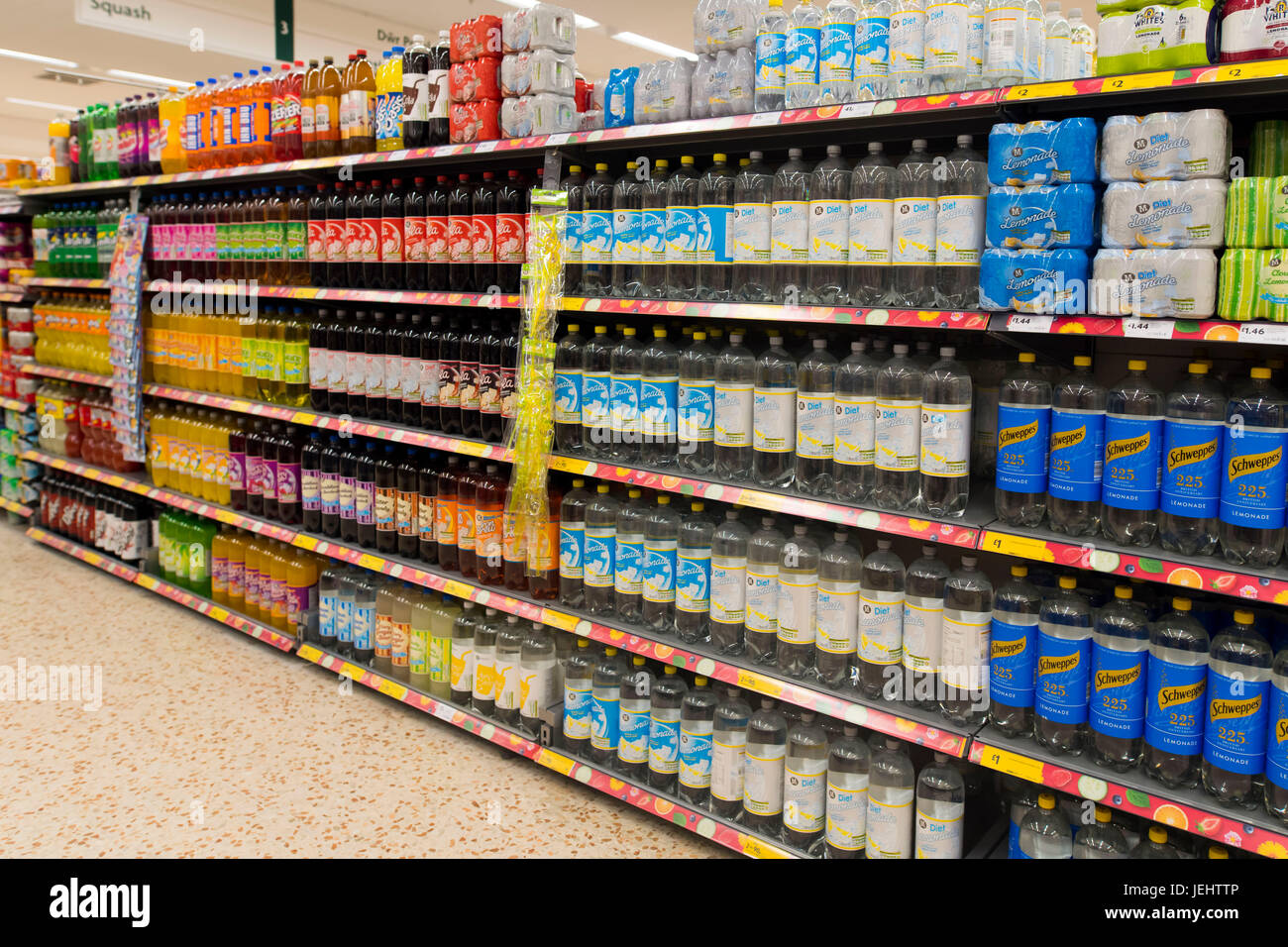 Bevande gassate su un supermercato shop ripiano. Foto Stock