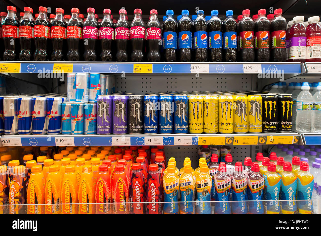 Bevande gassate su un supermercato shop ripiano. Foto Stock