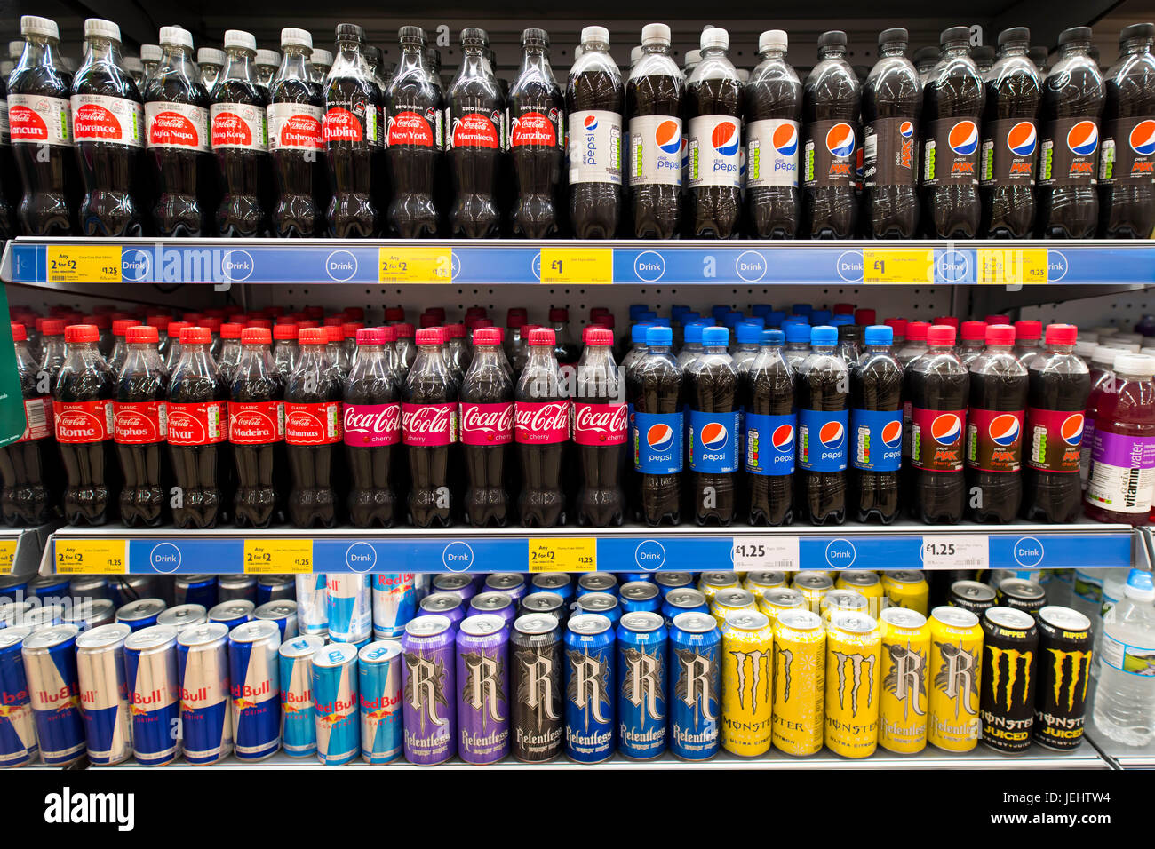 Bevande gassate su un supermercato shop ripiano. Foto Stock