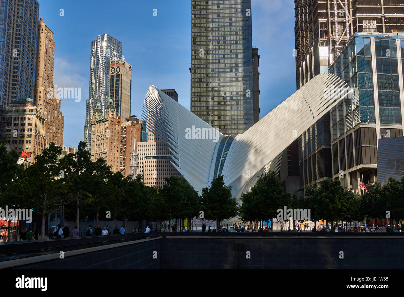 9/11 Memorial da One World Trade Center e il WTC Stazione del percorso. New York STATI UNITI D'AMERICA Foto Stock