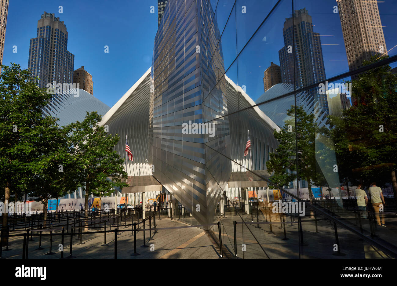 9/11 Memorial da One World Trade Center e il WTC Stazione del percorso. New York STATI UNITI D'AMERICA Foto Stock