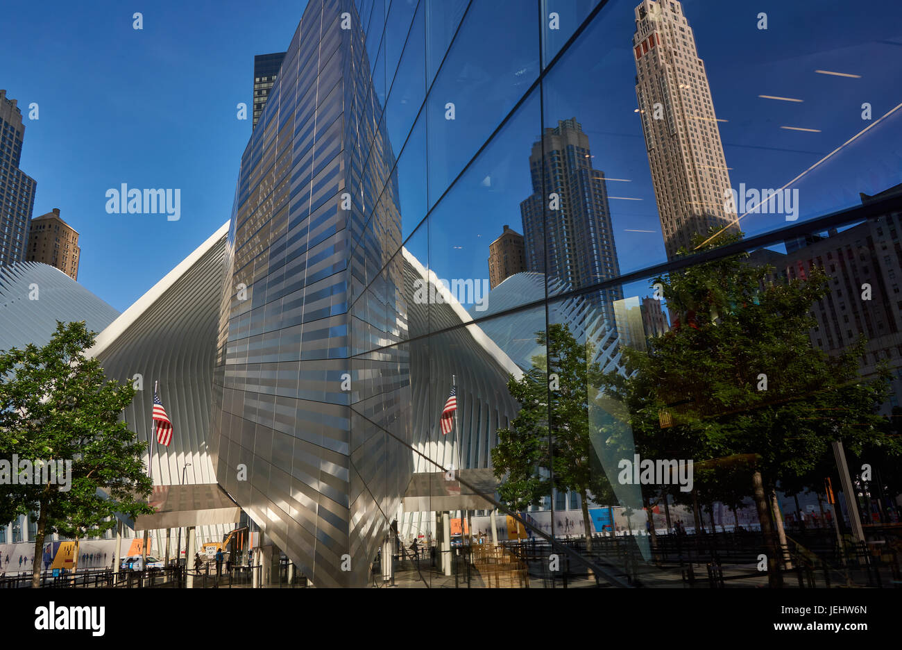 9/11 Memorial da One World Trade Center e il WTC Stazione del percorso. New York STATI UNITI D'AMERICA Foto Stock