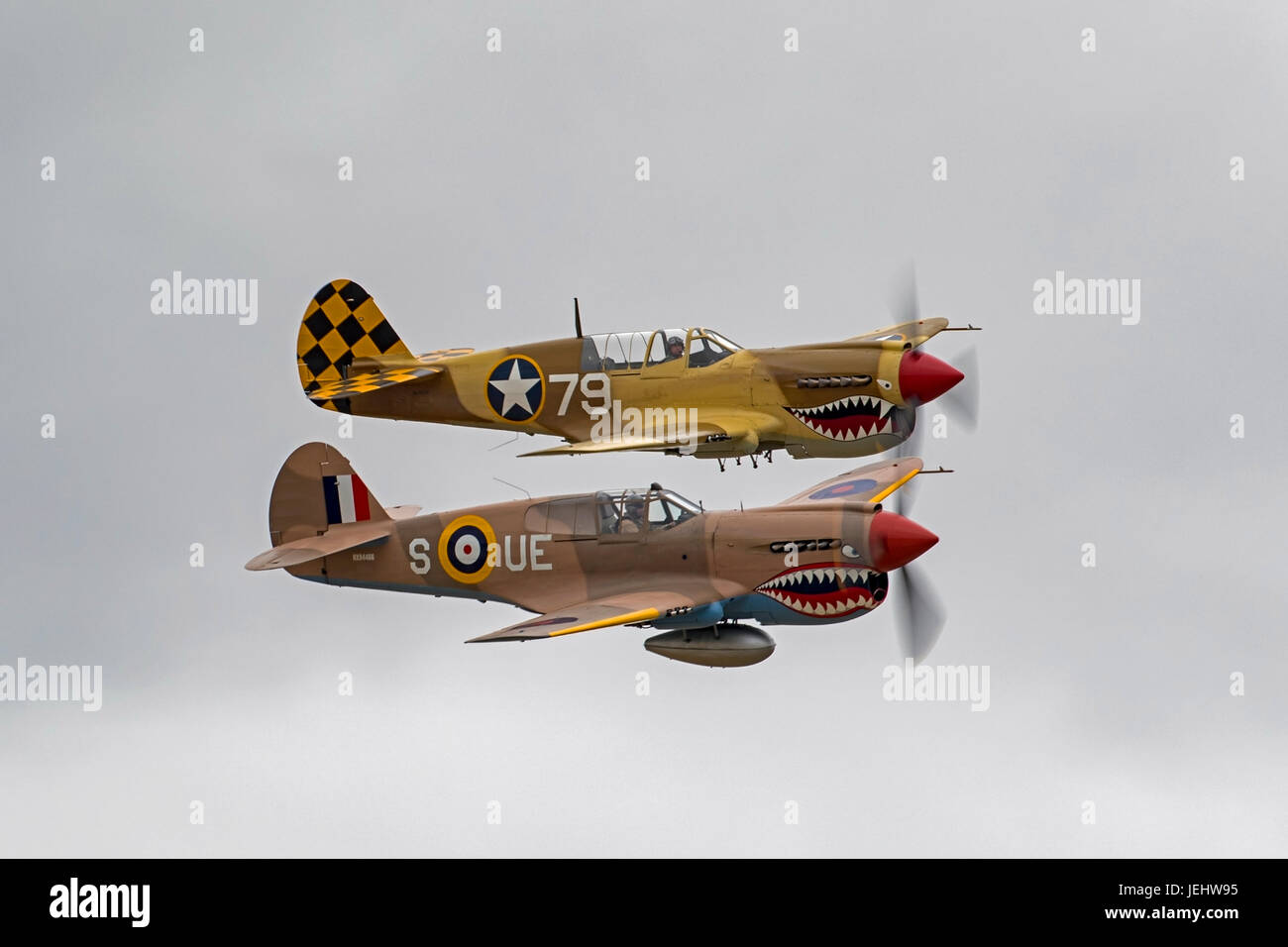 Durante la seconda guerra mondiale aereo P-40 Warhawk battenti in California air show Foto Stock