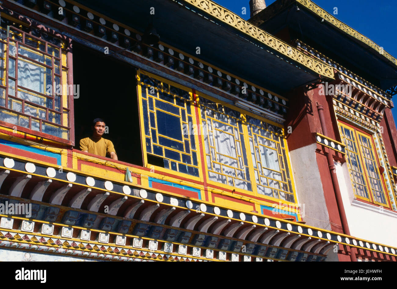 India Bengala Occidentale, Darjeeling, monaco in corrispondenza della finestra di Bhutia Busty monastero. Foto Stock