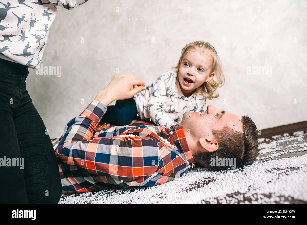 Papà gioca con la sua figlia sul pavimento Foto Stock